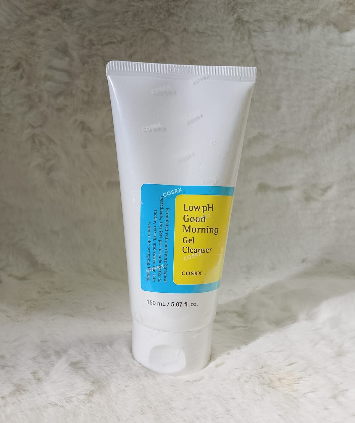 COSRX Low pH Good Morning Gel Cleanser – A gentle, hydrating gel cleanser that removes impurities, controls oil, and balances skin’s pH, leaving the skin clear, refreshed, and glowing. Perfect for oily, acne-prone, and sensitive skin.