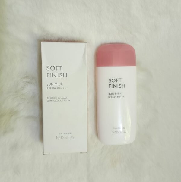 MISSHA Soft Finish Sun Milk SPF50+ PA+++ – A lightweight, non-greasy sunscreen offering broad-spectrum UV protection with a matte finish. Ideal for oily and combination skin, it hydrates, controls oil, and provides a flawless, shine-free look. Perfect as a daily sunscreen and makeup base.